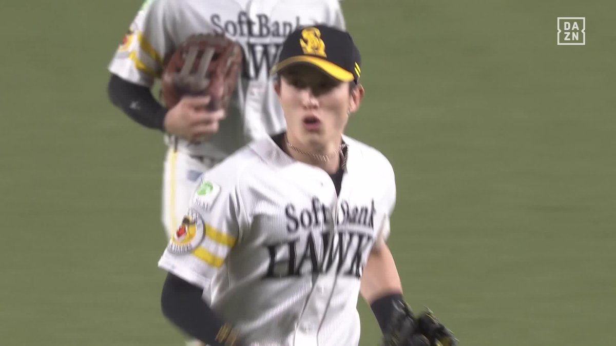 本拠地、大歓声 澄ました顔で戻ってきた 周東佑京 フェンス際の好プレー ⚾️ソフトバンク×西武 #sbhawks #だったらDAZN