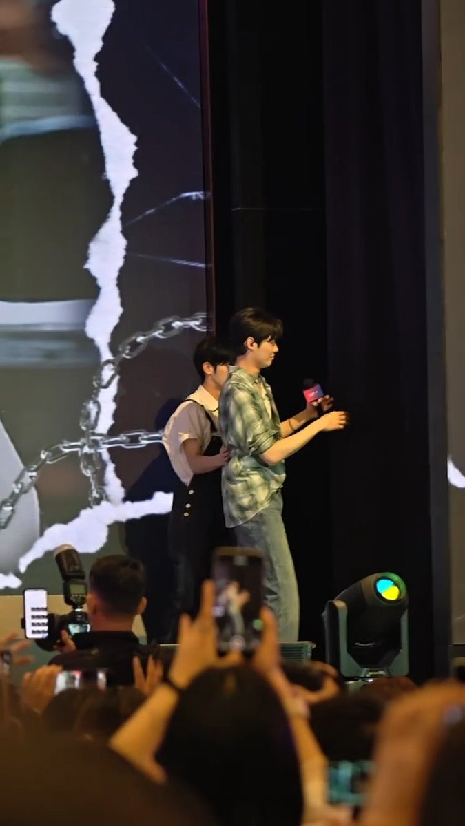 응 그래 형이 아무리 애 챙기겟다고 등에 손대도 정작 넘어지는건 그이고 허리 둘러서 잡아주는건 연하야