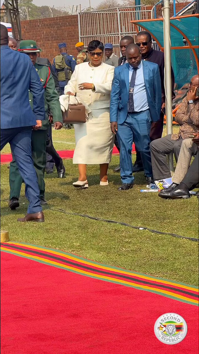 🎴 #Zimbabwe Can someone explain the purpose of all these bodyguards? 😭😭 Why do we think like this?? What has Oppah Muchinguri achieved in four decades besides wasting taxpayers’ money? President of Zimbabwe must go NOW 📍