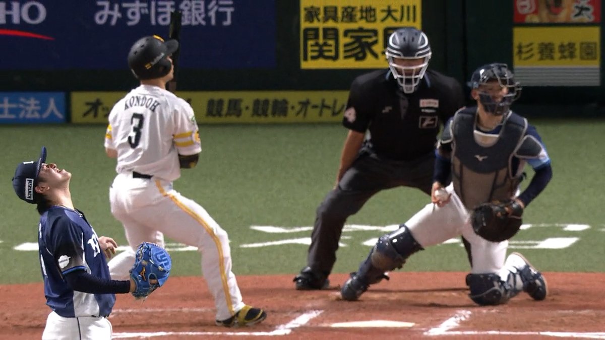 見応え抜群の打席👀 #近藤健介 vs #隅田知一郎 の痺れる7球勝負🔥 最後はストライクゾーンぎりぎりのボールを見極め出塁💫 渾身の1球が惜しくも外れ #隅田知一郎 は悔しい表情😫 #sbhawks #seibulions #ベースボールLIVE で配信中[初月無料]