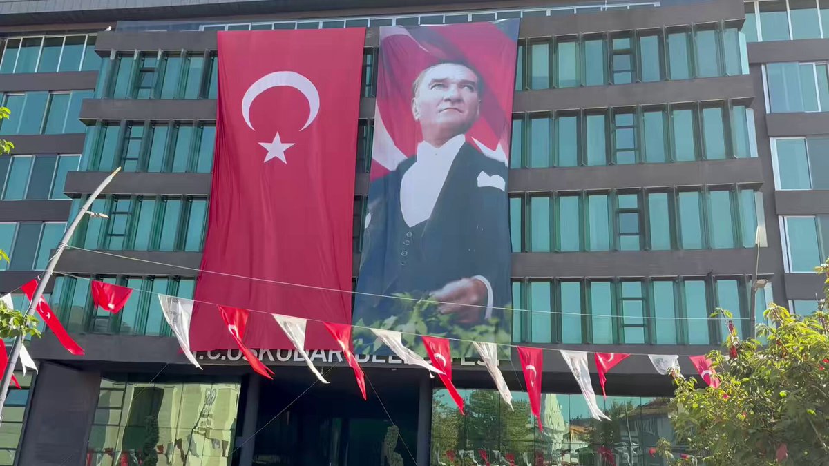 Üsküdar’da başkanını tutukladığınız, size oy vermeyeceğini bildiğiniz meclis üyelerini gözaltında tuttuğunuz, “Oğlunu getiririz” diyerek oy devşirmeye kalktığınız belediyeye bir de polis ablukası kurdunuz. Başkanvekili seçimi, salt çoğunluk sağlanamadığı için 8 Eylül’e ertelendi. Gözaltında bulunan meclis üyeleri derhal serbest bırakılmalı ve 8 Eylül’de halkın iradesinin sandığa eksiksiz yansıması sağlanmalıdır. Bu sürecin sonuna kadar takipçisiyiz!