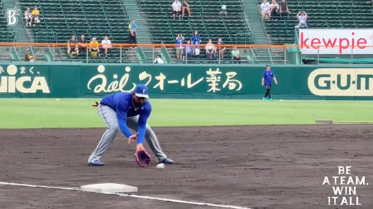 外野から戻ってくる際、流れに乗ってショートとサードの位置でもノックを受ける #エンカーナシオン 選手👀 #阪神甲子園球場 #限界のその先へ #baystars