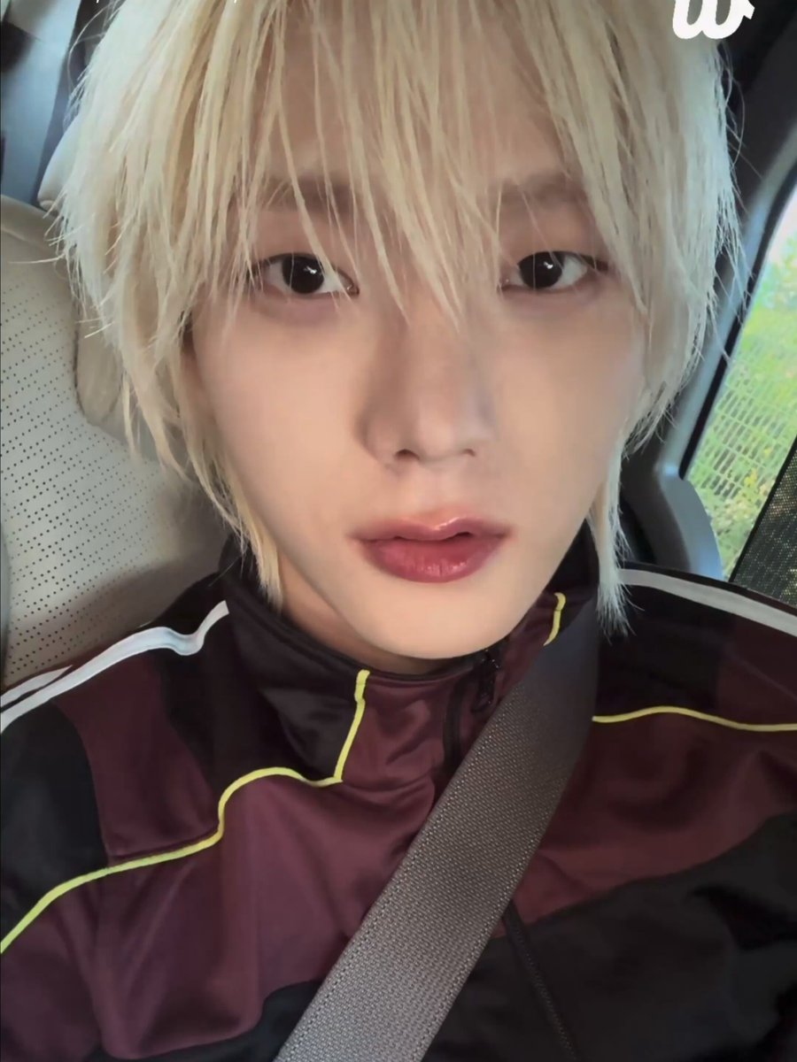 성호형 이한이가 준 책 제목 ‘수족관’ 이라면서 웃는거 볼사람ㅜㅜㅜㅜㅜㅜㅜㅜ 아니 내가 이한이 골 때려서 귀여워할 때랑 똑같은 표정이자나 성호형 이한이 귀여워하고잇잔아 지금