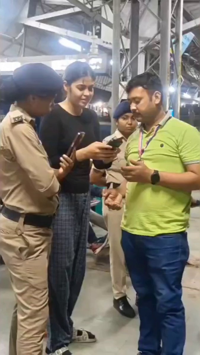 शराब की तस्करी के खिलाफ कार्रवाई करते हुए समस्तीपुर रेलवे पुलिस ने AC First Class में महंगी शराब के साथ यात्रा कर रही 25 वर्षीय महिला को हिरासत में लिया.... बिहार में शराबबंदी है,पर लोग पी रहे हैं, और लोग बेच रहे हैं... शराबबंदी फिर भी रहेगी... और यकीन मानिए मैडम जल्द छूट जाएंगी.... #Bihar #Samastipur #BiharLiquorBan