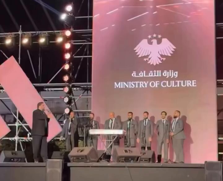 هل سمعت بالتلوث البصري.. لا.. تفضل هل سمعت بالتلوث السمعي.. لا.. تفضل هل سمعت بالتشوه التاريخي والفني والأخلاقي والاجتماعي والقيمي.. لا.. تفضل تفضل تفضل.. !! هذا إنتاج وزارة الثقافة.. صبيانية وانحدار بل وسقوط ثقافي حر.. وإن المرء ليخجل أن تصدر بلاده هذا المستوى الغارق بالحضيض.. !! شعور الإنسان بالانتماء لا يكون للشوارع والمباني والساحات.. بل هو الشعور بالانتماء للمجتمع وثقافته ومخزونه القيمي والحضاري.. وكيف للمرء أن يشعر بالانتماء إلى مجتمع بهذه الثقافة.. !! ياللعار ياللعار.. اسمحولي أن أقول إن هذه ليست سوريا التي جئت منها إلى بلادكم قبل عدة سنين.. هذه سوريا أخرى لا تشبهني ولا أشبهها ولا هي مني ولا أنا منها.. !! ضيعانك يا بلدي.. 💔💔