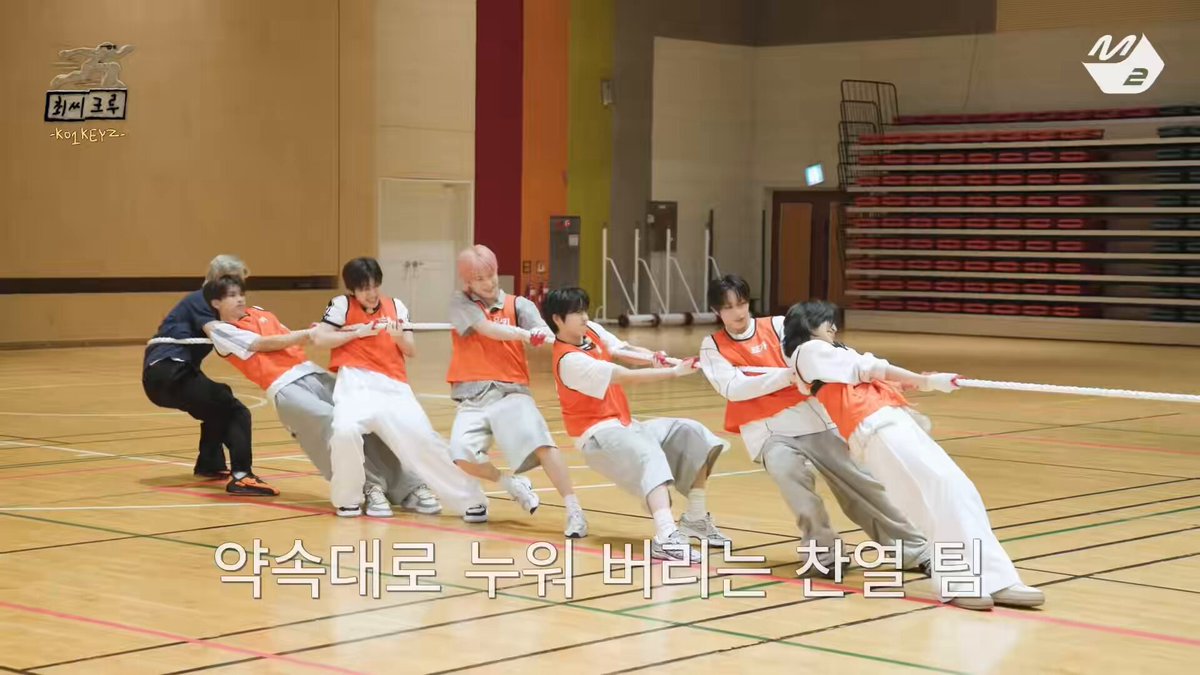 CHANYEOL is really so strong and he knows it! 💪 He chose to be at the very end of the rope. In tug of war, the strongest player is positioned at the very back to serve as the anchor. Ofcourse, they won this game!