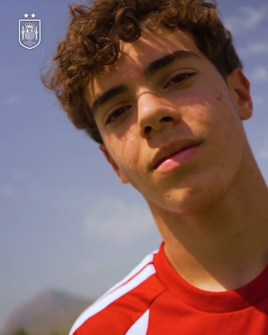 De 𝗔𝗹𝗺𝗲𝗻𝗱𝗿𝗮𝗹𝗲𝗷𝗼 a la @sefutbol 𝘀𝘂𝗯-𝟭𝟱. ✨ 𝗥𝗼𝗯𝗲𝗿𝘁𝗼 𝗖𝗮𝗿𝗹𝗼𝘀: una aventura que empezó a los 𝟭𝟬 años y un sueño por cumplir. Esta es su historia: #NuestraBase | #Sub15