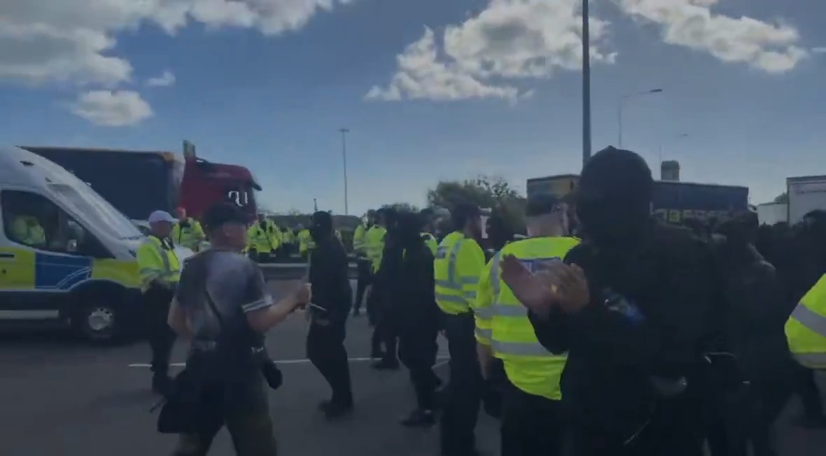 🇬🇧🚨 BREAKING: Hundreds of MASKED men have just marched straight through the POLICE lines.
