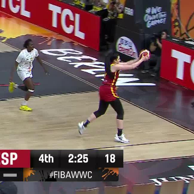 How could Megan Gustafson pull off that dime?! 😲 #FIBAWWC | Baloncesto España