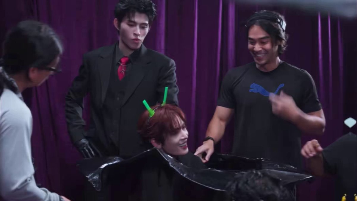 🥑: “So cute. He’s cute, right, Pond?” 💬: “Cute. What kind of ears do you want? I’ll make them for you.” 🌼(?): “Cat ears.” 🤍: “Satisfied now? Is this okay?” //Santa being JASPER’s designated cutie and getting adored by both the members and the staff 😭🥹 #WishJASPER_BehindTheScenes #JoongArchen #aou_tnbknr #Santapp #ppnaravit #JASPER