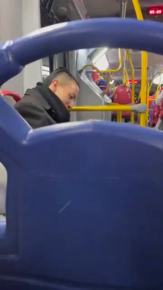 #DEGRADANTE. Nos envían: "TransMilenio es una cloaca" 💀 Pasajero fue grabado consumiendo bebidas alcohólicas, inhalando sustancias psicoactivas y arrojando basura sin ningún pudor frente a los demás usuarios de un bus de la ruta G12 del sistema masivo, desatando la indignación.