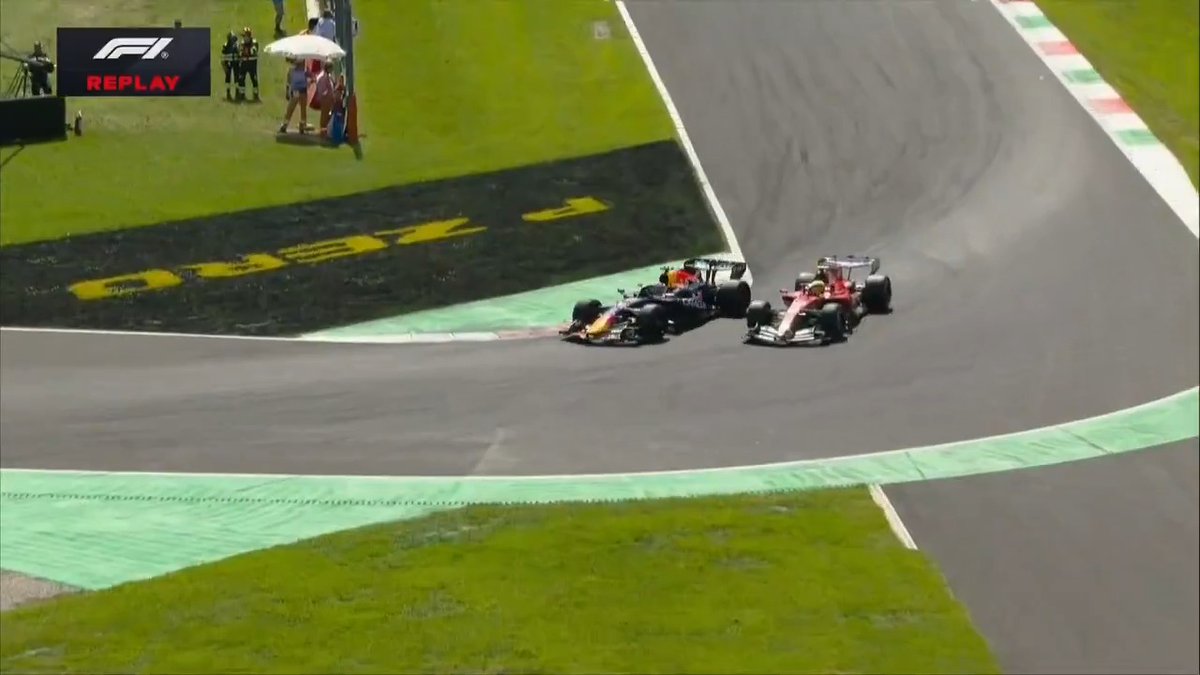 ¡COMO EN LAS VIEJAS ÉPOCAS! En el final de la FP3, Max Verstappen y Lewis Hamilton protagonizaron este toque en la primera curva... ¡y todos nos acordamos lo que pasó en Monza 2021! 📺 #ItalianGP | Toda la temporada de #F1 por #DisneyPlus Plan Premium
