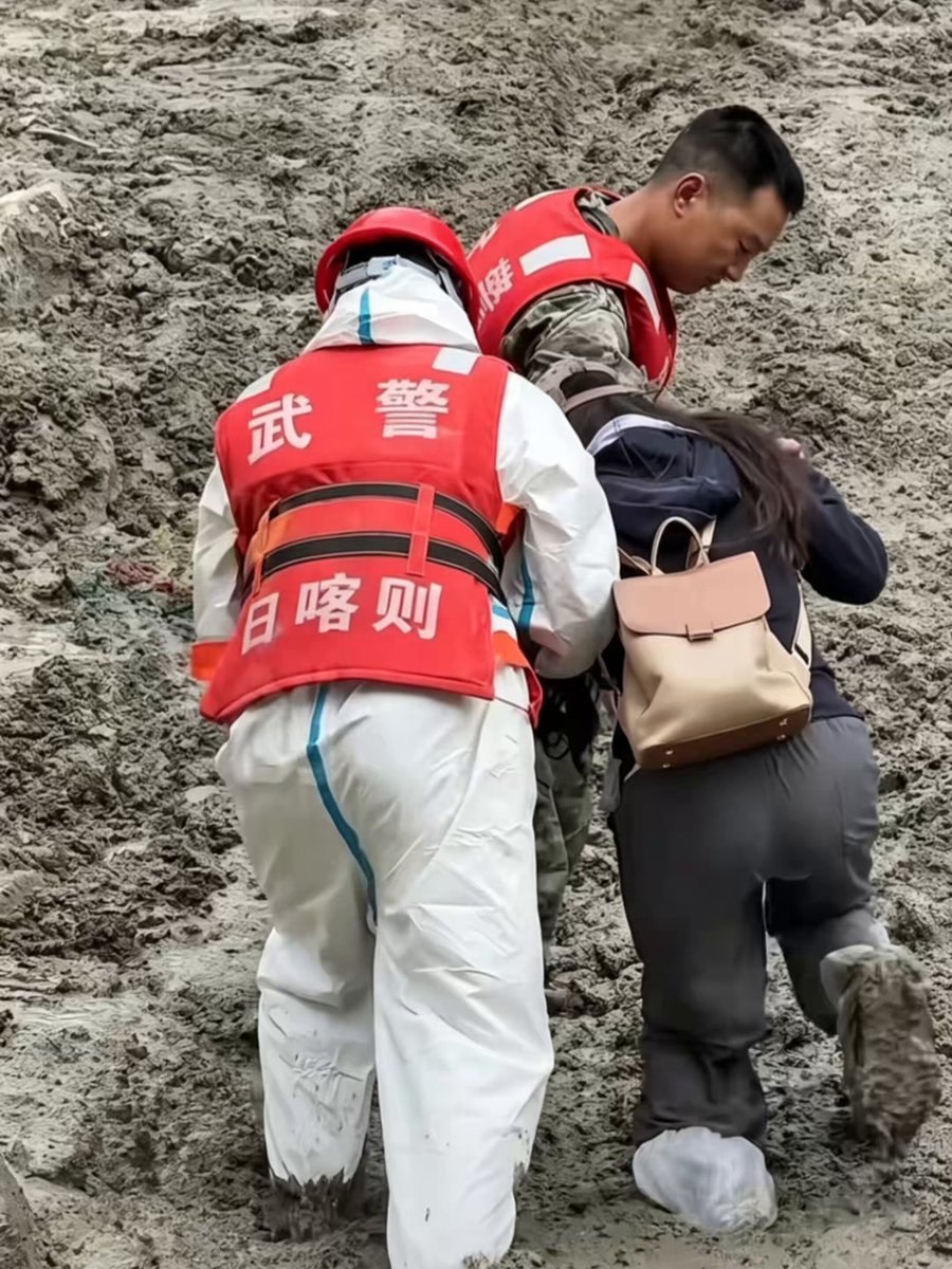 🇨🇳🇳🇵吉隆灾害第11天，搜救摸排仍继续。据9月5日18: 00数据, 中国方31人遇难, 531人仍失联。据西藏广播电视台, 目前有172名专家及技术人员在吉隆。据凤凰卫视, 通往吉隆口岸G216 国道打通后, 首批境外媒体将赴核心区, 深入救援一线。 视频可见, 一线采访的记者, 每走一步就深陷泥浆中；海拔高，呼吸不畅, 也仍戴着口罩, 说明空气已发生异常。 为何至今没有发现幸存者？据9月5日北京日报，专家详解吉隆泥石流的“毁灭性特质”： 1. 参与现场救援的西藏消防救援总队特勤支队支队长普拉说, “本次灾害属于多环节连锁的灾害链，聚集了冰崩、碎屑流、泥石流三种高位、高速、高能灾害的特征，并非单一泥石流，因此破坏力极强，导致口岸道路、通信、电力全部中断。” 2. “此次灾害具有‘毁灭性特质’。”西藏社科院一级巡视员程越分析，数千米的巨大落差，汇聚了超强势能，对口岸0.7平方公里核心区造成高强度“点状重创”。由于能量集中在狭小空间爆发，产生了“爆炸性回旋冲击”，导致口岸周边各类建筑设施遭瞬时摧毁，极大压缩了现场人员的生还机率。 3. “这次泥石流灾害中，搜寻幸存者如同‘泥中寻针’。”西藏大学工学院副教授杨成业从灾害动力学角度进一步补充分析，本次灾害属冰崩碎屑流，其流速高达每秒50米、时速180公里，下游反应时间不足2分钟，远超一般泥石流每秒10米的流速。破坏机理上，此次泥石流是“灌”与“推”，高密度固液两相流瞬间充填所有空隙，导致核心区几乎无完整避险掩体。 按Spring的观点: 还有一个原因, 中国失联人员都集中在吉隆口岸大楼这里，他们大多是在这里的工作人员。这个建在洪水通道上的口岸大楼有5层楼，高20米。而短时骤然抵达的巨型泥石流高60多米，相当于15层楼。 无处可逃，无处可避。这就是让人心碎之处。 如今的吉隆口岸现场, 满山不见人, 满山都是人。 8月31号一名中国网友的评论这几天一直高居抖音评论榜, 让无数人心痛不已。她说： 如果下雨了，就顺着雨滴回家; 如果起风了，就顺着风回家; 如果父母来接你了，请紧紧拉着他们的衣袖，就像小时候一样! 不要走丢了，一定一定，知道吗?