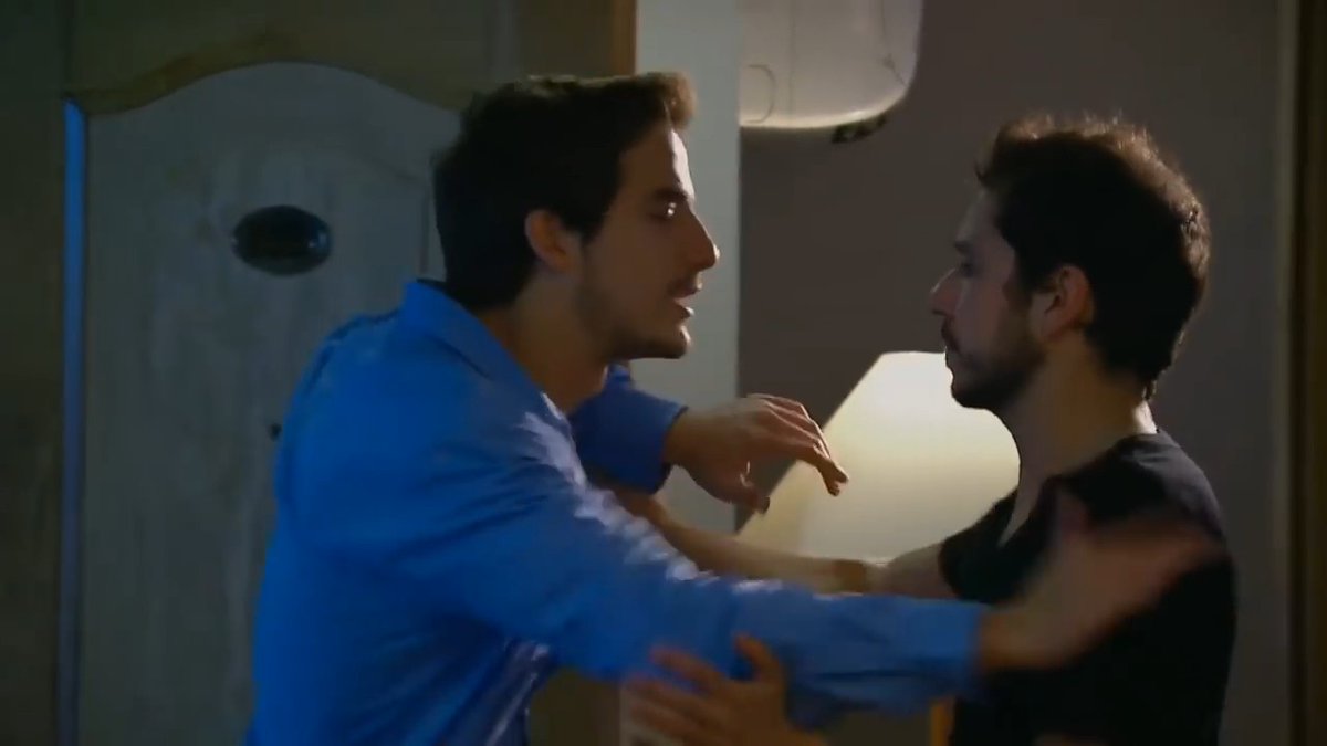 THIS SCENE CHANGED THE ENTIRE DYNAMIC BETWEEN JULIÁN AND DANIEL. You can feel the tension before either of them even says what they’re really thinking. There’s hesitation, emotion and that unmistakable feeling that both of them know something is happening but neither wants to be the first to admit it. And when the moment finally crosses that line, the scene suddenly feels completely different. That’s what makes it work: the tension was already there before the words caught up. You can literally feel the we both know what’s happening, but nobody is saying it” energy. That tension is doing ALL the work.
