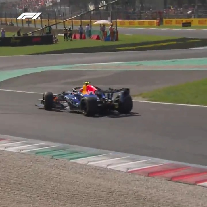 "Whoaaaa, Lawson, nooooo!" Davide Valsecchi had a perfect view of the Kiwi's FP3 spin 🔄 #F1 #ItalianGP