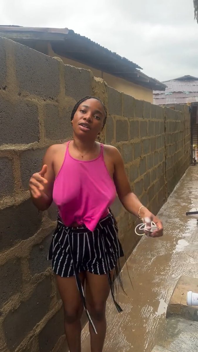 She pretend to come and charge her phone #viralvídeo #viralreeĺs #trend