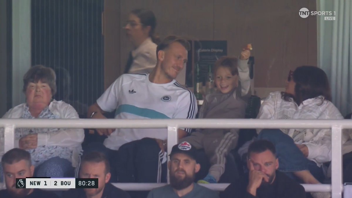 Dan Burn’s son spots himself on the big screen 😂👋 📺 Watch live on TNT Sports & HBO Max