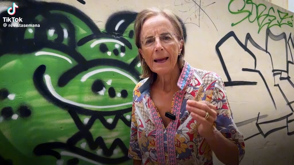 ELVÍNCULO ENTRE LA DOCENCIA, FECODE Y LA CRIMINALIDAD El caso de Luz Amanda Pallares, alias Silvana Guerrero, reabre un debate incómodo pero necesario sobre el rol de la educación RADICALIZADA en Colombia. La Guerrero es Licenciada en Educación Básica en el Catatumbo, pasó de las aulas rurales y de las filas sindicales que hoy representa Fecode a convertirse en una de las criminales más buscadas del país, demostrando cómo algunos entornos de formación docente han sido instrumentalizados para terminar delinquiendo. Hoy, despues de décadas en la clandestinidad, su prontuario con el ELN es aterrador ✅ Lidera el Frente de Guerra Nororiental, sembrando el terror en todo Norte de Santander ✅ Está sindicada por narcotráfico, secuestros, extorsiones masivas y crímenes de guerra ✅ Coordina el reclutamiento forzado de menores, destruyendo la vida de niños en las mismas zonas donde antes dictaba clase 😣 ✅ Usó las mesas de negociación con el Satrapa de Santos y los falsos ceses al fuego solo para fortalecer su control territorial, bajo la actual línea de seguridad del gobierno de Abelardo De La Espriella se acabaron las contemplaciones Se reactivaron sus órdenes de captura y sr ofrece una recompensa de $1.640 millones alias Silvana Guerrero ha sido catalogada como un objetivo militar de máxima prioridad nacional, compartiendo el primer nivel de la lista de operaciones junto a las dos cabezas de las disidencias de las FARC alias Iván Mordisco y alias Calarcá. La ofensiva en el Catatumbo no se va a detener hasta neutralizarla