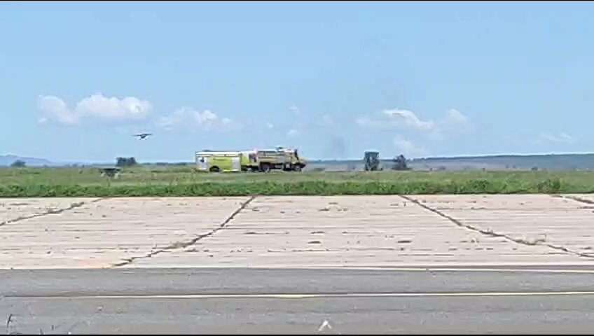Hay un video circulando, subido por medios y algunos influencers, del supuesto aterrizaje con falla de tren de aterrizaje de un avión de entrenamiento avanzado IA-63 Pampa del día de ayer en Mendoza. Ese video no corresponde al mismo, sino que a un incidente en Córdoba, en la Escuela de Aviación Militar en enero de 2024.