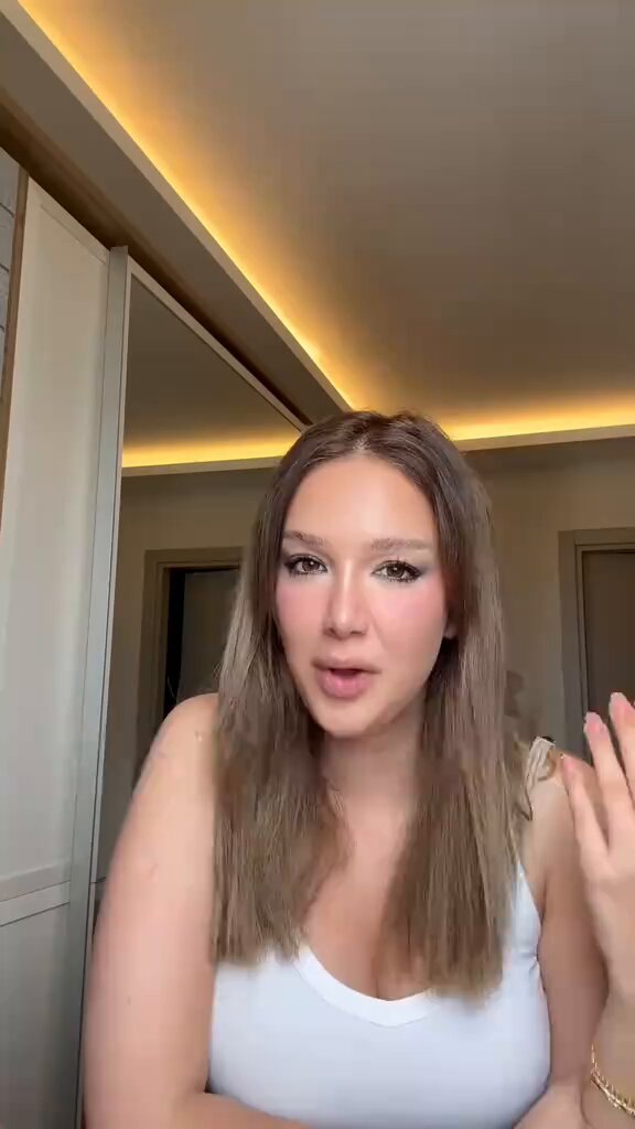 Dila Uzun, Hadise'ye Şarkı Vermenin Hikayesini Anlattı: "Beş Sene Şarkısını Arabada Dinlemiş!" 🔹 Hadise'ye nasıl beş sene şarkımı verdim? 🔹 Aslında şöyle başladı olay. 🔹 Esat birden benim çok değerli aranjör arkadaşım. 🔹 Ben şarkı yaptıkça ona demoluk atıyorum. 🔹 Ve hani beğenirse belki bir de gider ya da bana yaparız düşüncesiyle. 🔹 Ona da beş seneyi attım ve Esat üç ay boyunca arabada şarkıyı dinlemiş, sonra Hadise'ye dinletmiş. 🔹 Ve onay almış ve sonra bana o haber geldi. 🔹 Dila, Hadise bu şarkıyı okuyor diye ve ben o kadar heyecanlıyım ki. 🔹 Sürekli de darlıyorum, hadi okudu mu, ne dedi, bir şey dedi mi, falan beni soruyor mu falan böyleyim yani. 🔹 Sonra benim için çok tuhaf hissettiren bir durumdu bu. 🔹 Bunu söylemek, anlatmak istiyorum kısaca. 🔹 Şarkının adı normalde Gülüşünle'ydi. 🔹 Ben de Esat'ı aradım bir gün dedim ki Esat hani şey düşündüm, şarkıda değiştirilebilecek tek yer beş sene, beş sene diyorum oradan. 🔹 Hani belki o uymaz Hadise'ye, orayı revize mi etsek? 🔹 İki gün sonra tık yine telefon geliyor ve Esat bana diyor ki, Dila, Hadise Hanım şarkının beş sene olmasını istedi, ne düşünürsün? 🔹 Ve ben ağlamaya başladım ve Esat'a anlattım dedim ki hani şarkının değişmesini istediğim yeri Hadise şarkı ismi yaptı. 🔹 Ve o an beni anladığın, o şarkıda anlattığım şeylerin Hadise'ye geçtiğini o kadar anladım ve hissettim ki, direkt ağlamaya başladım. 🔹 Yani kalp kalbe karşıymış diye, bu durum beni çok duygulandırdı. 🔹 Ve Hadise'yle tanıştık lansmanda, inanılmaz mütevazı, inanılmaz güzel kalpli. 🔹 Çok zaten yeteneği tartışılmaz. 🔹 Büyük bir marka Hadise ve ben onunla çalışabildiğim için, tanışabildiğim için çok gururlu hissediyorum. 🔹 Bu şekilde ilerledi. 🔹 Umarım Beş Sene'yi seversiniz. 🔹 Beş Sene'yi kime yazdığımı söylemeyeceğim. 🔹 Ama kendisi de tanınan bir insan, şu an sevgilisi var, o yüzden ismini söylemem doğru olmaz ama ona da teşekkür ederim, bana bu şarkıyı yazdırıp Hadise'yle çalışmama vesile olduğu için. 🔹 Öyle, sizi öpüyorum. 🔹 Beş Sene'yi stream edersiniz umarım.