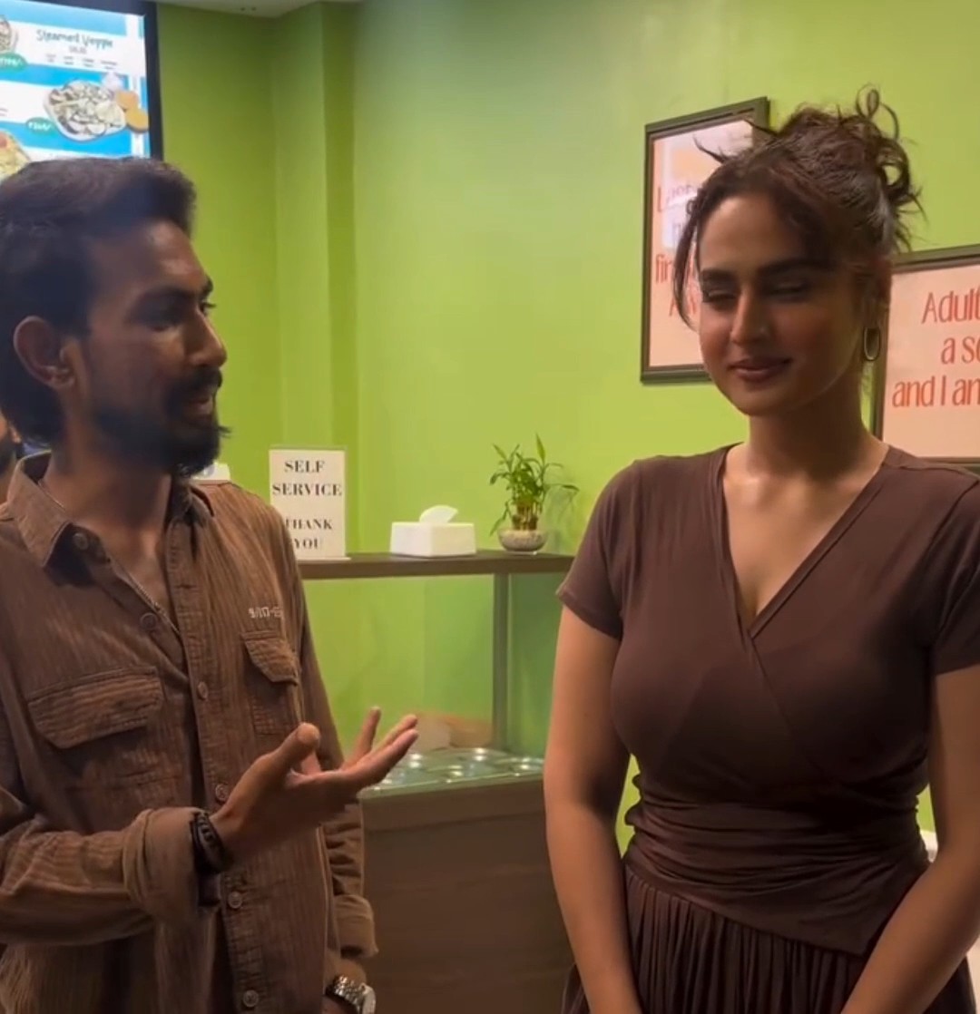 #AyeshaKhan A Fan Meet her and Appreciated her Dance from #Dhurandhar Film the her Reaction is Awesome