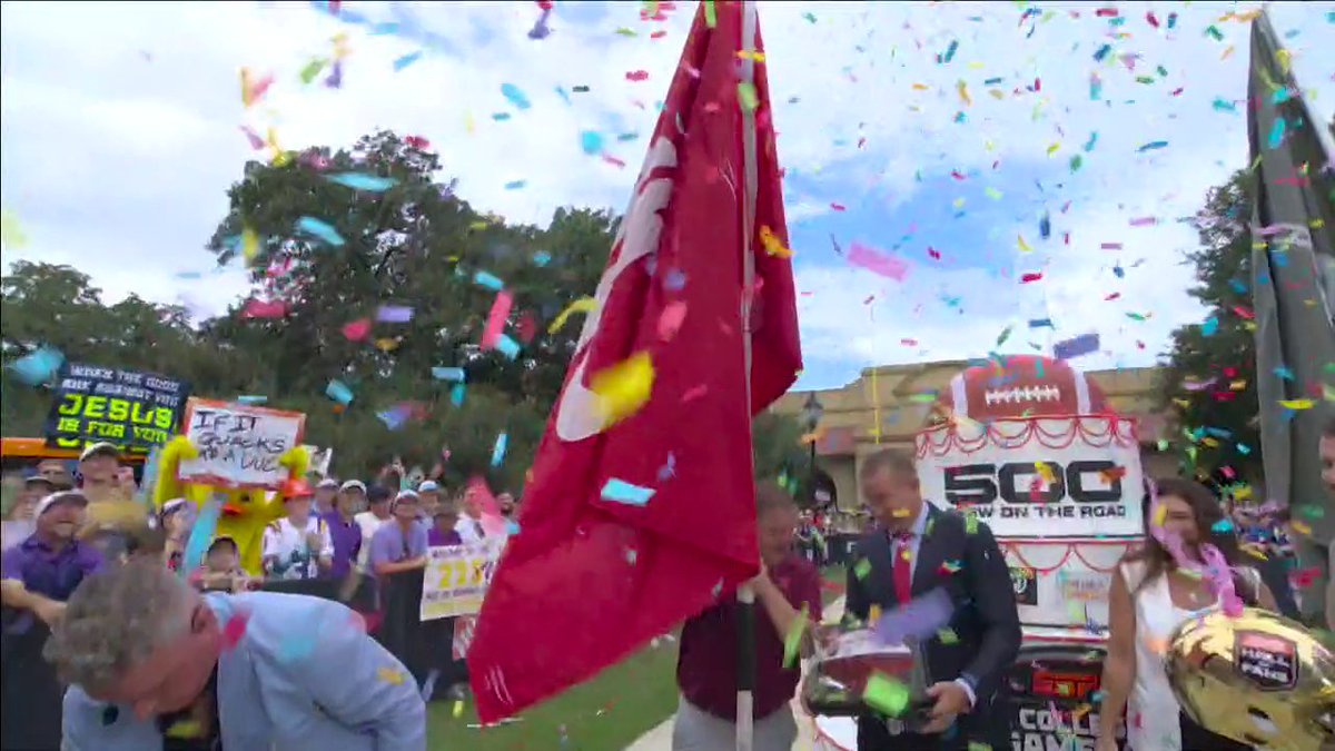 Welcome to the Hall of Fan, Ol' Crimson 👏 No better way to celebrate 500 shows on the road 🎉