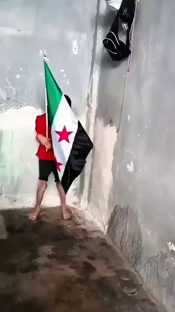 طفل من ذوي الهمم من أهلنا في الحسكة محتفلاً بدخول الدولة و الجيش العربي السوري