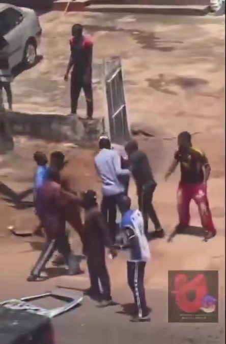 Drama in Enugu as suspected MOT officials are being accused of causing an acc!dent, as they attempt to flee the scene before being caught by residents.