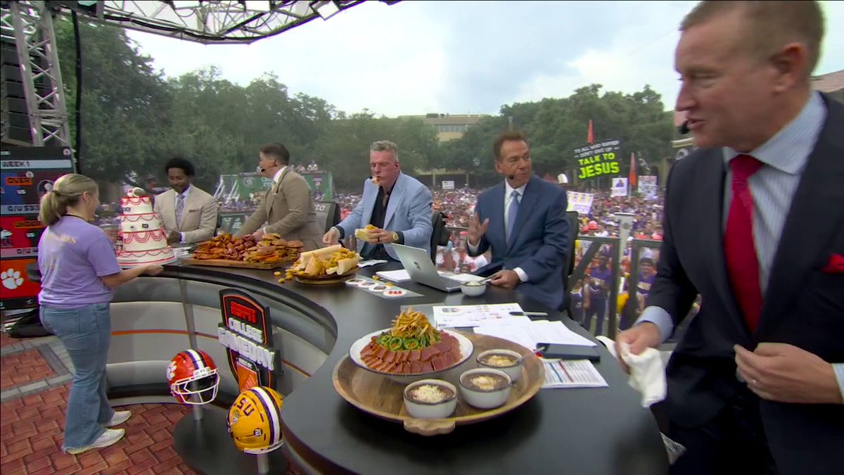 .@kirkherbstreit as soon as the food came out 🏃‍♂️ Relatable 🤣