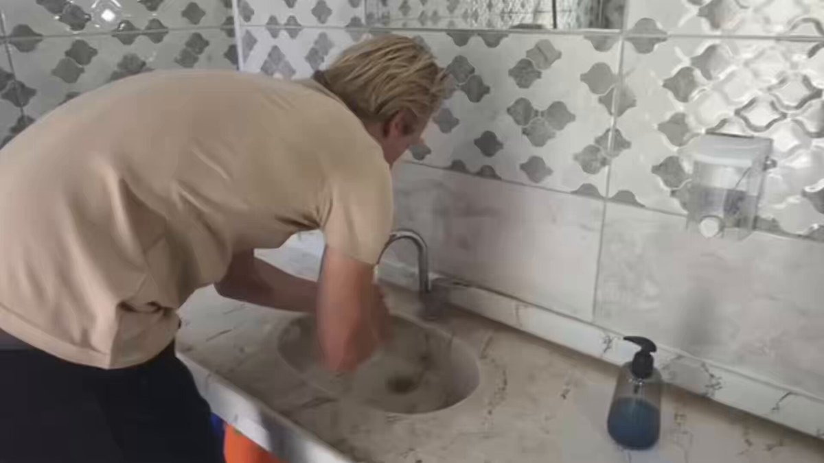 Letonya'da yaşayan ve ülke ülke gezen Andrejs Mojazevs, Van in Gevaş ilçesinde Müslüman olmaya karar verdi.