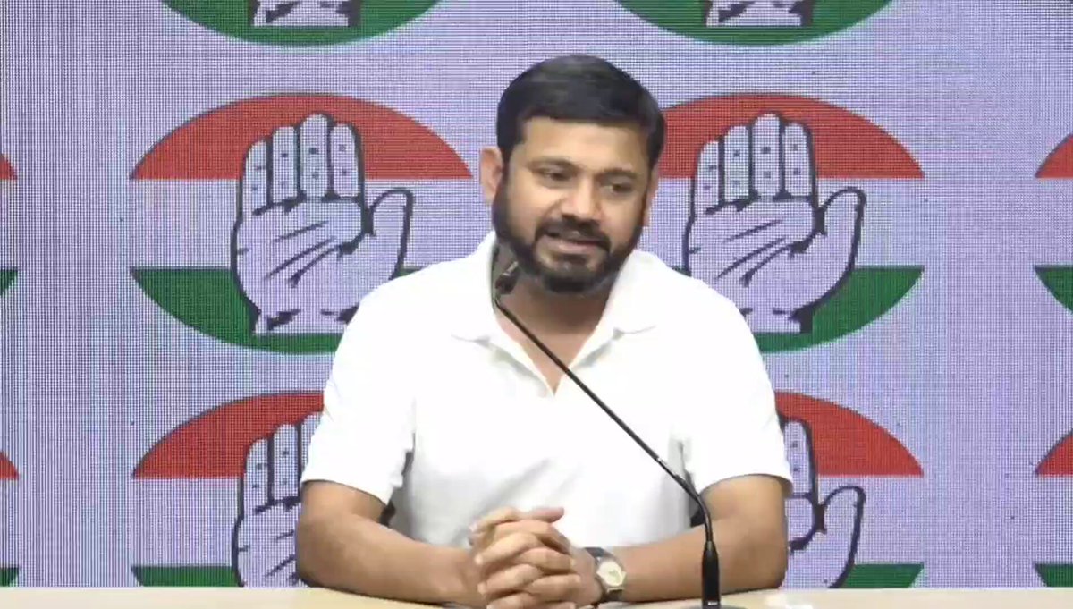 जब नरेंद्र मोदी 2013 में दिल्ली विश्वविद्यालय गए थे, तब वहां उन्होंने कहा था- अगर आधा ग्लास पानी से भरा है, तो आधे ग्लास में हवा भरी है- लेकिन अब समझ आया कि आधे ग्लास में PR भरा है। नरेंद्र मोदी आज फिर SRCC गए हैं, लेकिन इसमें चुनिंदा Alumni को ही बुलाया गया और बाकी छात्रों की एंट्री रोक दी गई। जरूरी बात ये है कि जिस SRCC ने देश को इतना कुछ दिया है, मोदी जी ने उसे भी अपना चुनावी मंच बना दिया है, क्योंकि 18 सितंबर को दिल्ली विश्वविद्यालय में स्टूडेंट यूनियन का चुुनाव है। : NSUI प्रभारी Kanhaiya Kumar जी 📍 दिल्ली