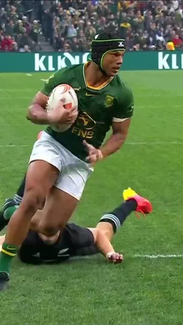Look at the work by Damian de Allende 👏 KLA scores another in Green and Gold 🤩✨ 📺 Stream #RugbysGreatestRivalry on DStv:
