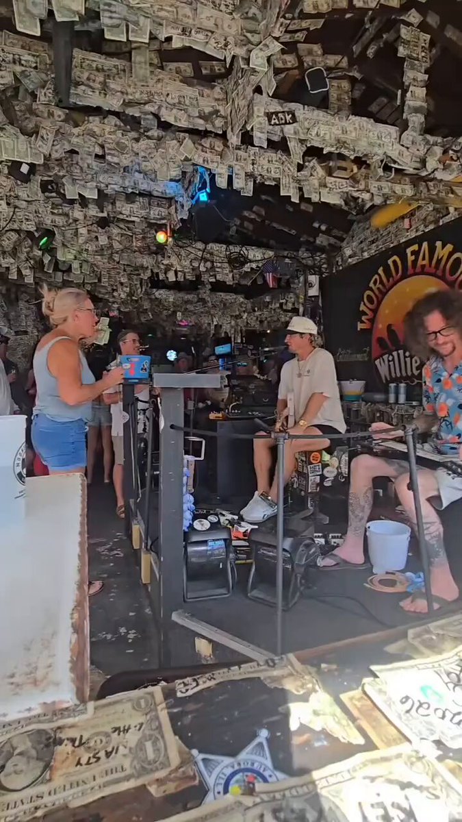 I need to go to this bar, like, right now! This looks like so much fun! 🤣🍻💥
