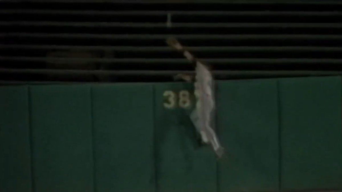 This effort! 👏 OTD in 1989, Cal Ripken Jr. was awarded a home run after Brad Komminsk fell over the outfield fence while making the catch. Since he left the field of play, it was ruled a homer.