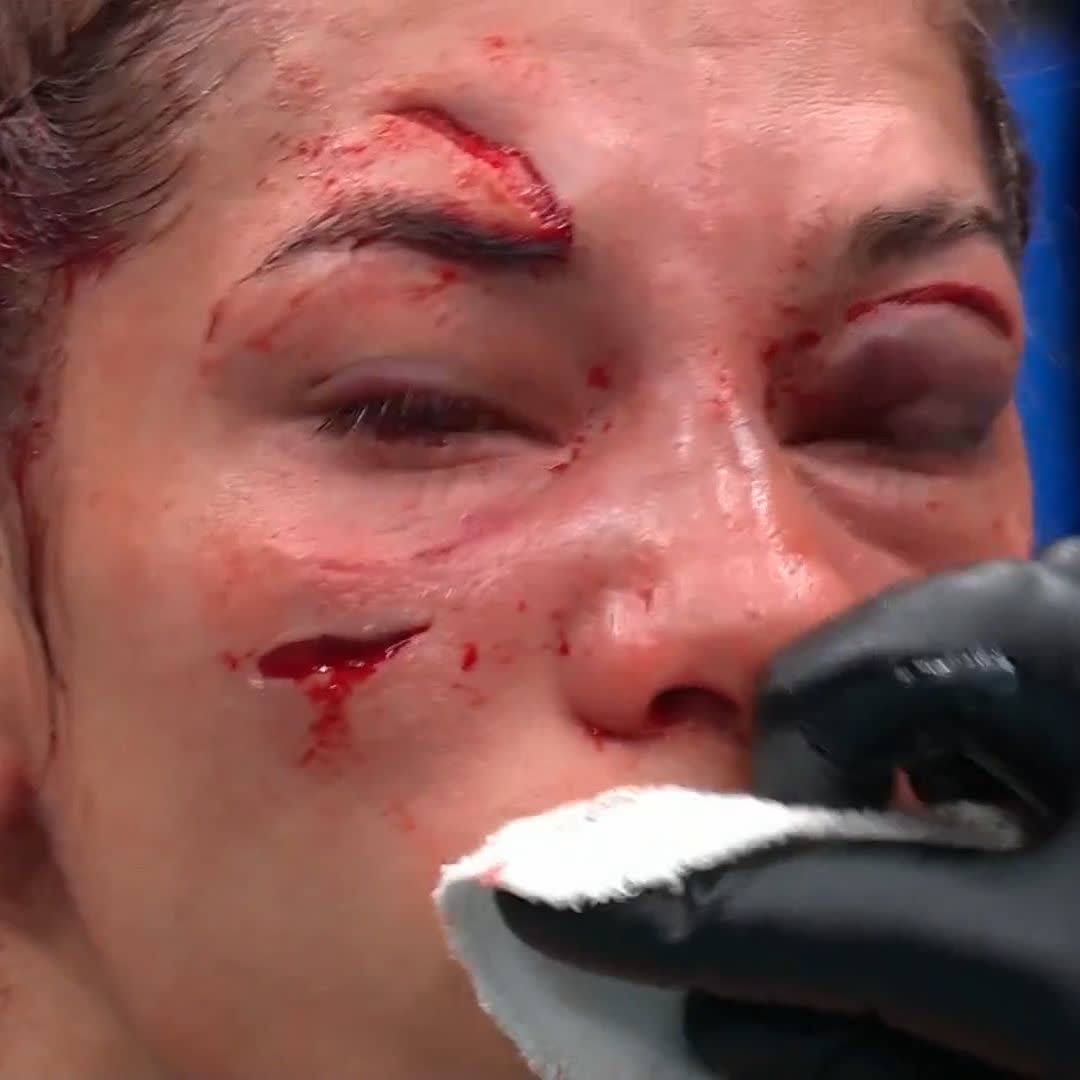 Con una impactante finalización, la francesa Delphine Benouaich se lleva la victoria en el segundo round 🤯 #UFCParís | Ver en vivo por Paramount+ Deportes