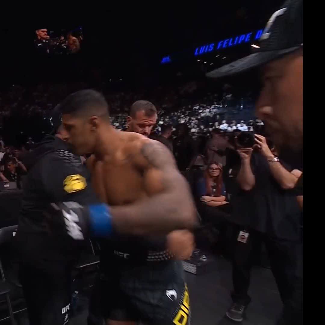 COMEÇOU COM TUDO! Vitória de Delphine Benouaich por finalização no #UFCParis! [ Assista ao vivo no @ParamountPlusBR]