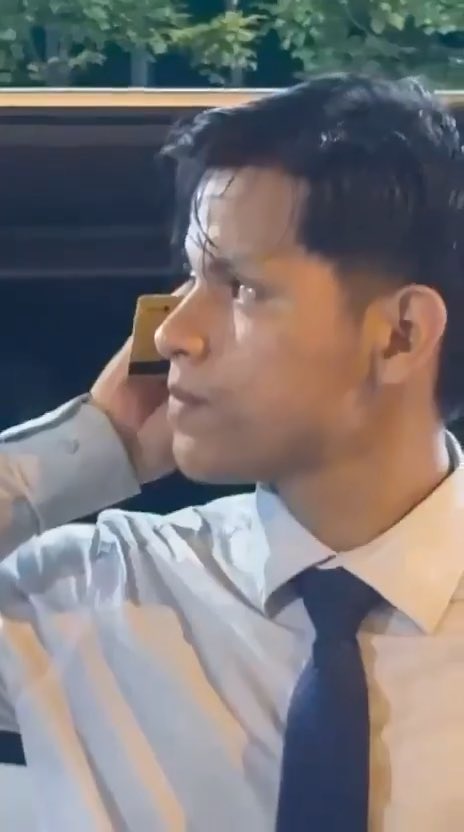 DRUNK Ecuador man tries to CALL LAWYER using BANK CARD at POLICE CHECKPOINT
