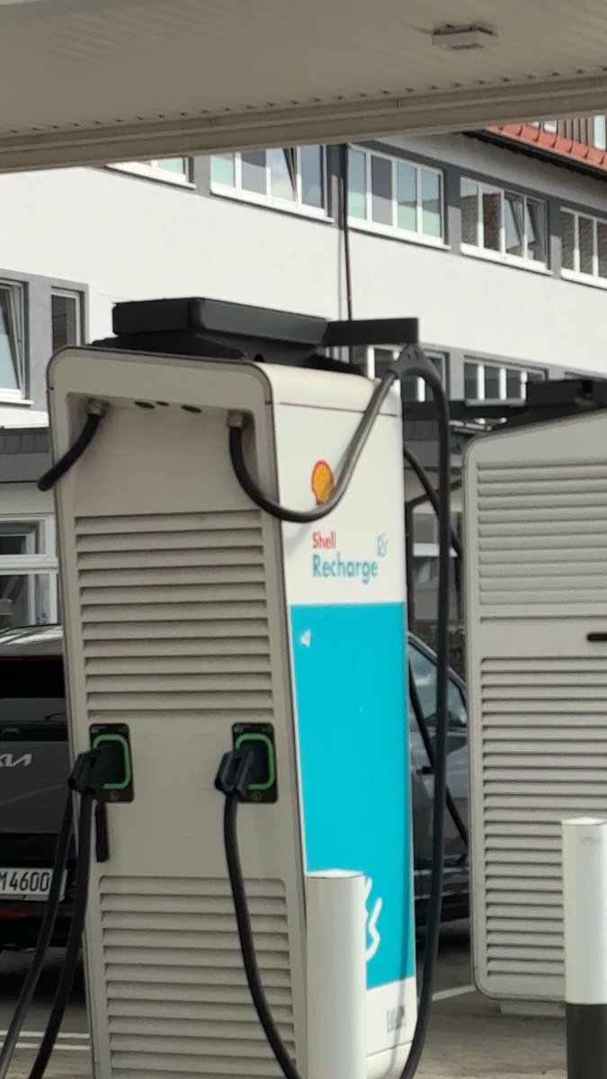 Aus Zapfsäulen werden Ladesäulen. Die ersten deutschen Tankstellen beginnen mit der Umstellung. Gefunden an einer Shell an der A2. Als ich heute da war, haben mehr Kunden geladen🔋 als getankt. Der Markt hat entschieden.