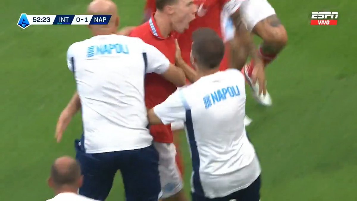 ¡DOS GOLES EN UNA RÁFAGA! Hojlund aprovechó OTRO error en la salida de Inter y la acomodó junto a un palo para el 2-0 de Napoli. ¡EFICACIA! 📺 Mirá la #SerieA por #DisneyPlus Plan Premium