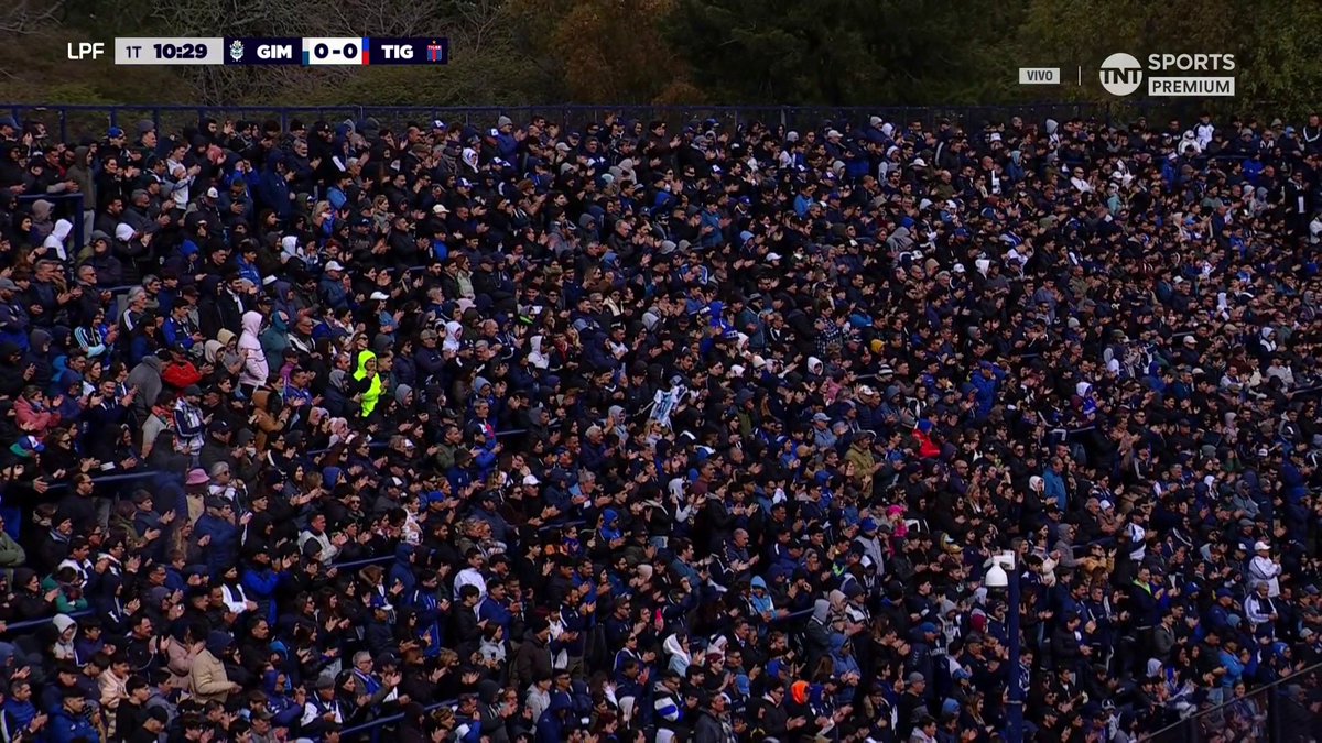⚠️🇦🇷 Minuto de aplausos para Lionel Messi y explota todo El Bosque al ritmo de “EL QUE NO SALTA ES INGLÉS”.