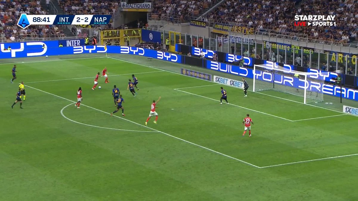 الله يعين جماهير نابولي على هالدقايق متقدم 2-0.. وبعدها إنتر يرجعها 2-2. نابولي قدامه فرصة محققة يرجع يتقدم.. وتضيع بطريقة ما تنصدق! وبعدها إنتر يسجل الثالث ويكمل الريمونتادا 3-2. من 2-0 إلى 3-2.. مباراة تقلب المواجع في دقايق! #الدوري_الإيطالي #نابولي #انتر