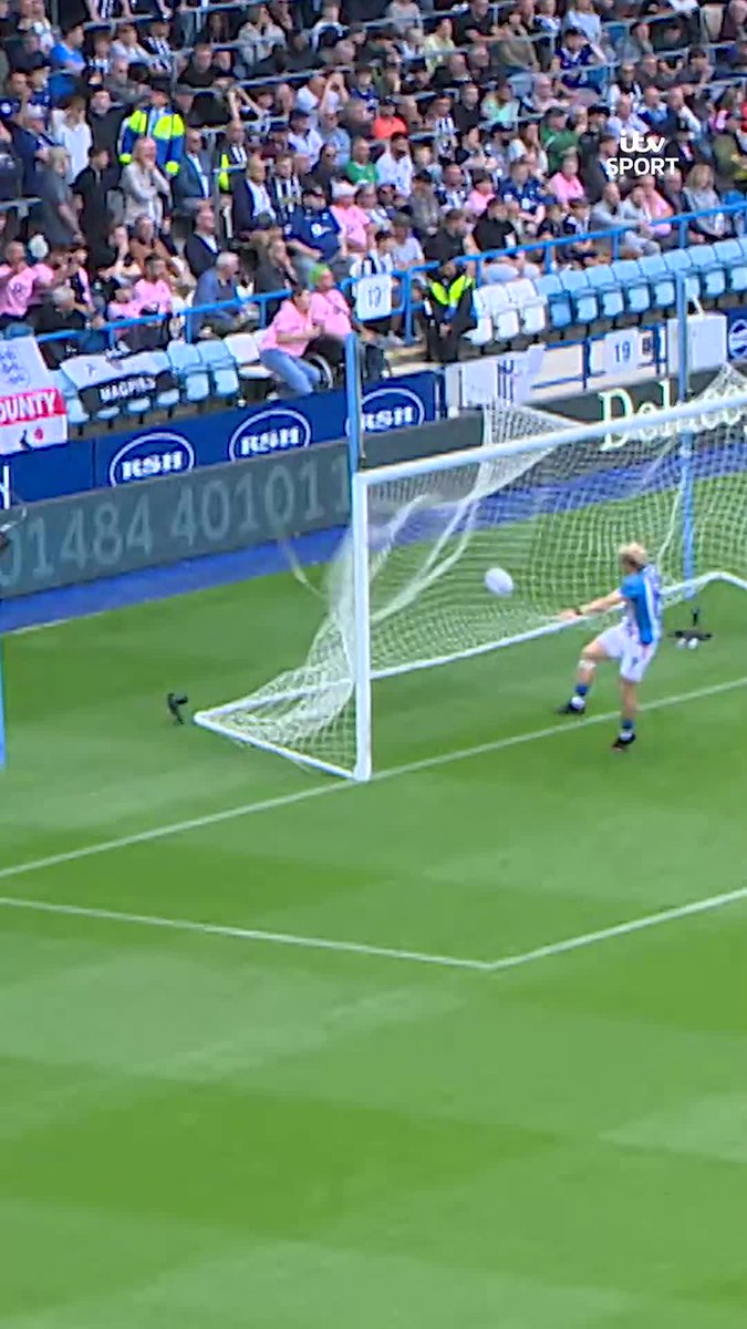 Joe Taylor broke the net at Huddersfield Town 😅 After Marcus Harness put the Terriers in front, Taylor SMASHES the ball back into the net and it snaps away from the stanchion 😤 Huddersfield Town | EFL
