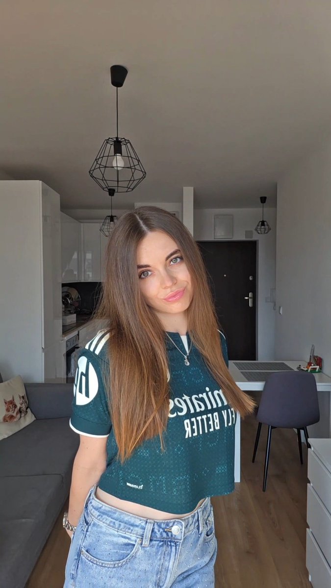 Na nagraniu aż tak tego nie widać, ale koszulka idealnie pasuje do koloru moich oczu, które właśnie jak się patrzy pod słońce to są zielone 🤭