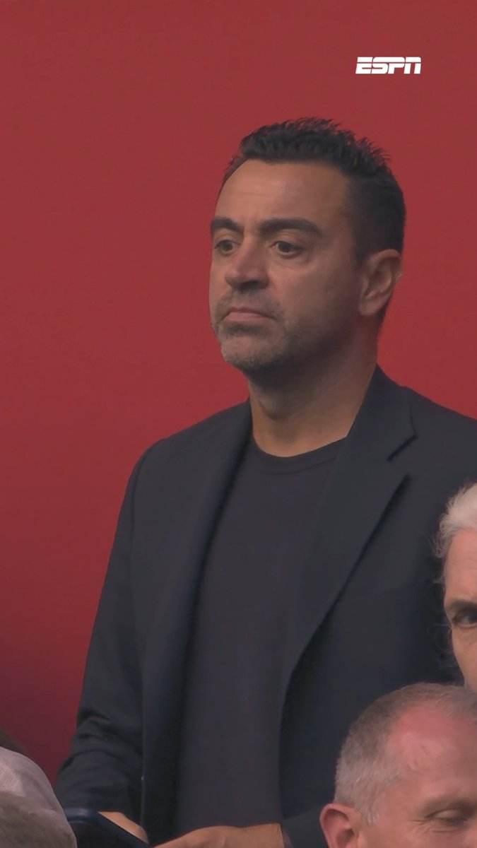 Bondscoach Xavi Hernández is aanwezig bij Ajax 🆚 PSV 😁🍿 #ajapsv