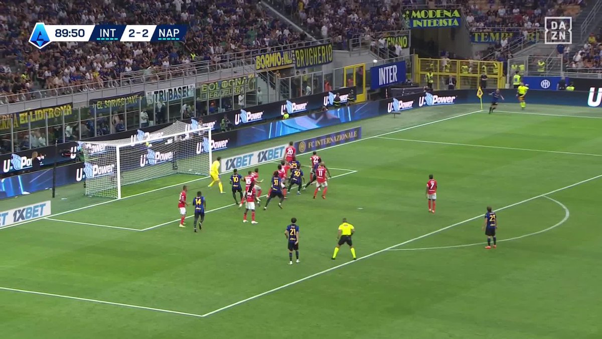 TU SAIS QUE L’INTER SORT UN GRAND MATCH QUAND LAUTARO 🇦🇷 VIENT S’ACCROCHER AUX TRIBUNES !!!! 🤩🖤💙 DE 0-2 À 3-2, L’INTER A REMONTÉ NAPLES !!! 🤯 Avec notamment un doublé de l’Argentin. 🎥 DAZN France