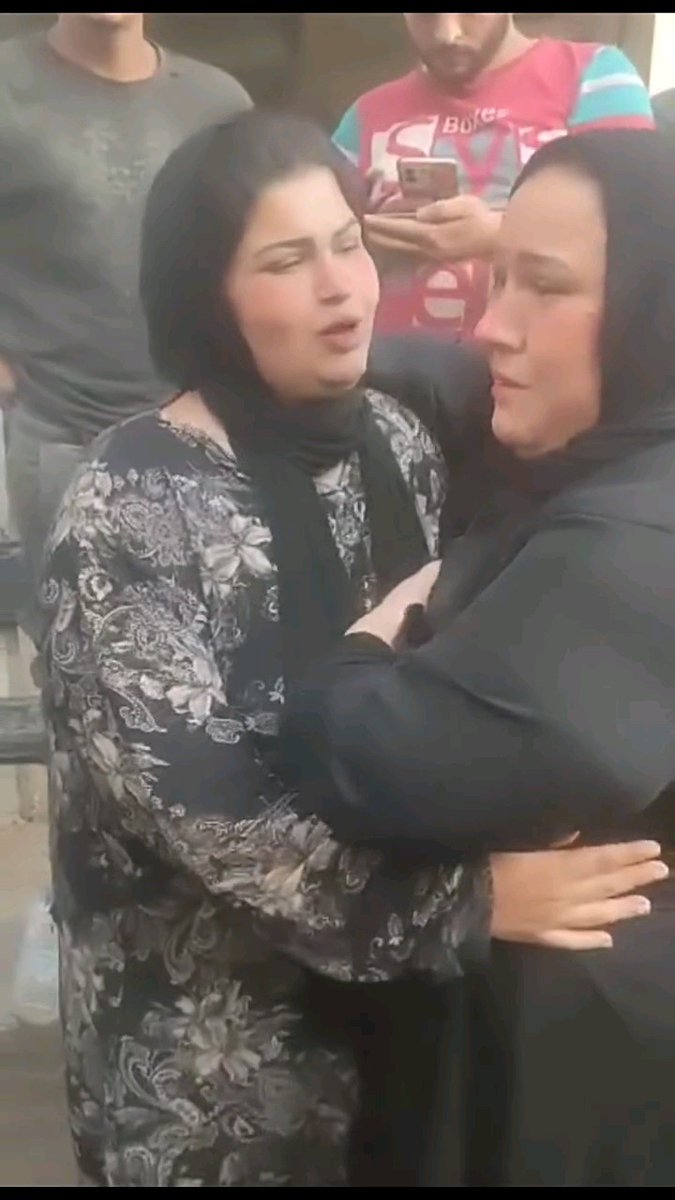 الحمد لله كوثر رجعت لاهلها ودي لحظه لقائها بيهم اهل شبرا الجدعان رجاله وستات اللي خدوا البنت من الشارع وحافظوا عليها لغايه ما اهلها جم استلموها الله يجزاكم كل خير