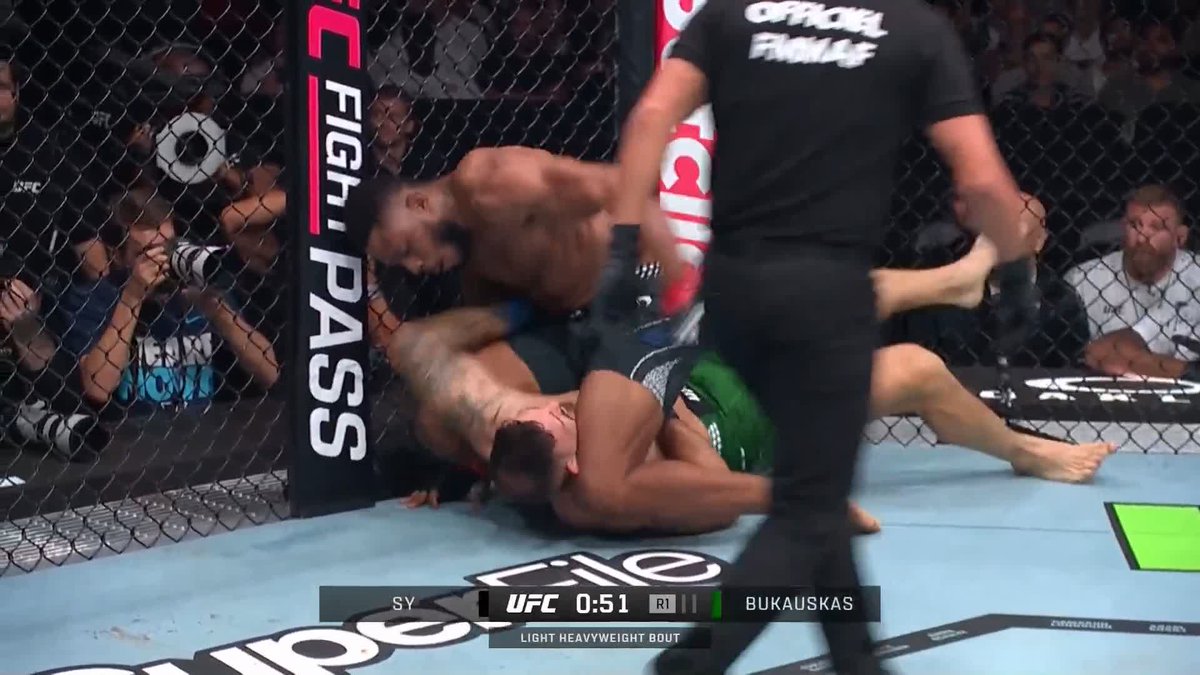 😱 Oumar Sy punit complètement Modestas Bukauskas au sol dans le premier round 📺 Regardez les prélims de l’#UFCParis GRATUITEMENT sur 🇫🇷 la chaine Twitch de RMC Sport et sur UFC Fight Pass