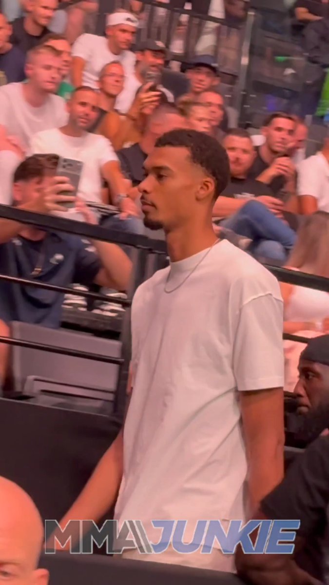 NBA superstar Victor Wembanyama has arrived at Accor Arena to take in #UFCParis action. 🏀🇫🇷 (via Farah Hannoun)