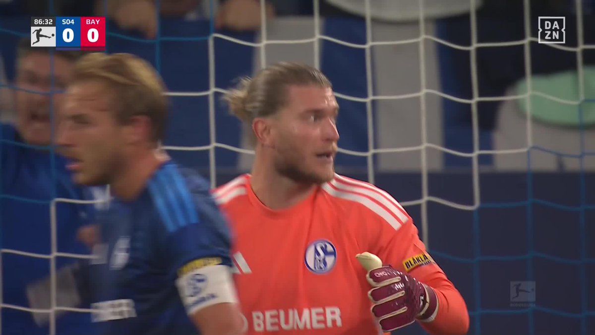 ¡SAN KARIUS AL RESCATE!🙌 Tremenda ocasión que salvó el arquero alemán ante Harry Kane en los minutos finales🔥 #BundesligaEnDAZN⚽🇩🇪