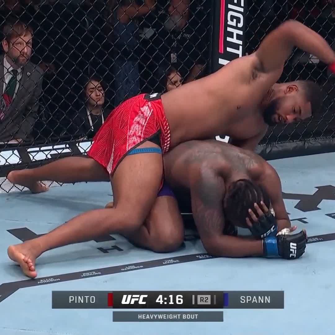 💪 Toujours invaincu ! Mario Pinto s'impose par TKO au deuxième round 📺 Regardez les prélims de l’#UFCParis GRATUITEMENT sur 🇫🇷 la chaine Twitch de RMC Sport et sur UFC Fight Pass